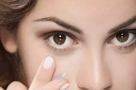 How to wear color contact lenses correctly？